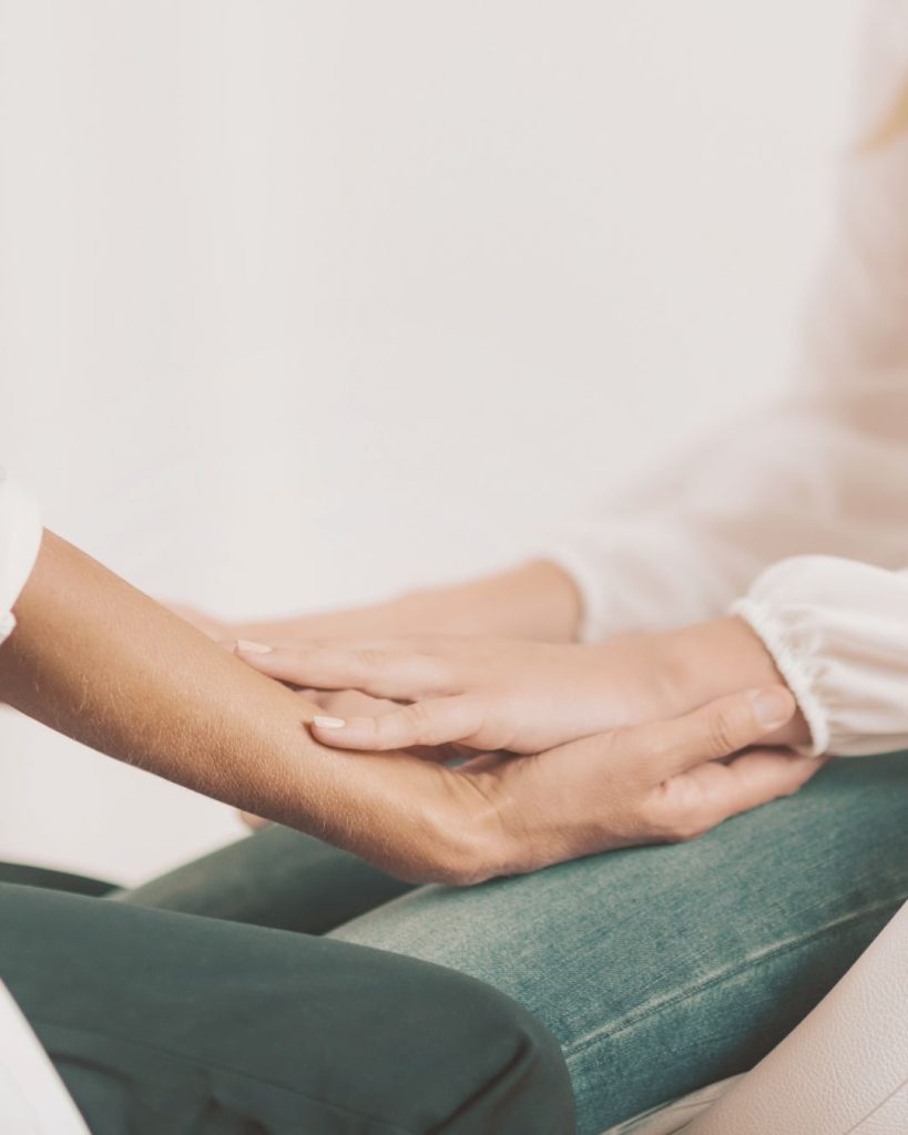 Žena u meditaciji koja pronalazi smirenje kroz ThetaHealing